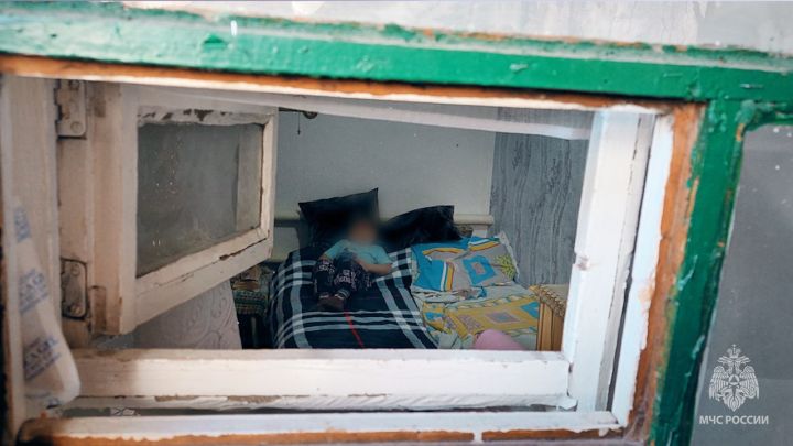 Закрыл дверь, пока мама вышла: спасатели освободили запершегося в доме 3-летнего мальчика