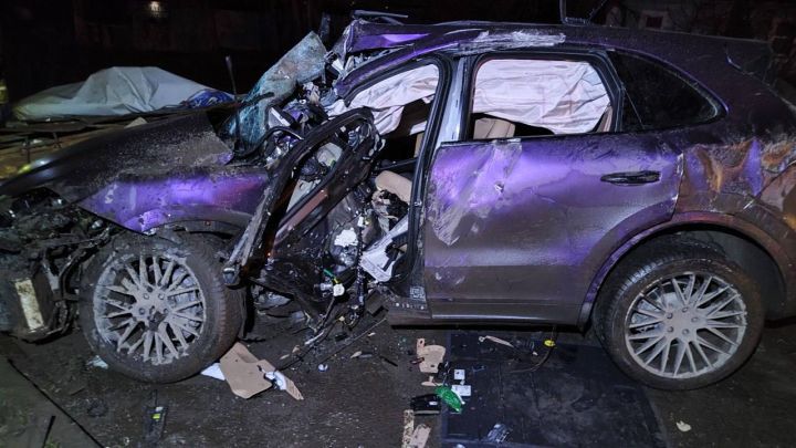Напился и за руль: в центре Луганска два человека разбились на автомобиле Porsche