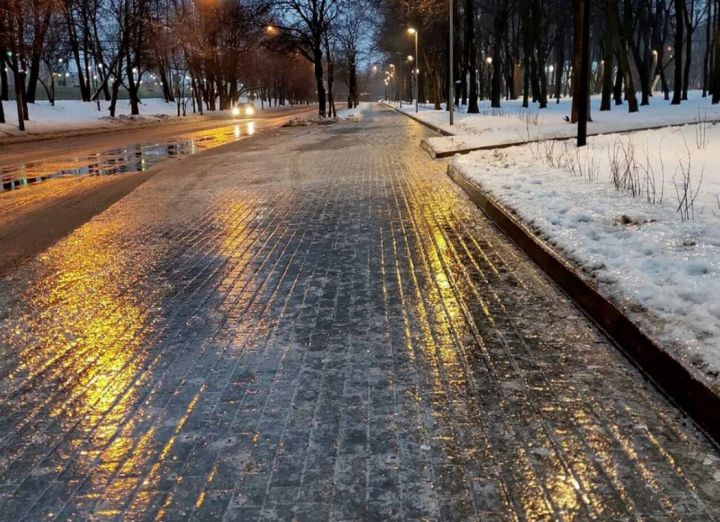 По всей ЛНР прошёл ледяной дождь: тротуары покрыты наледью, деревья скрипят и звенят от ветра