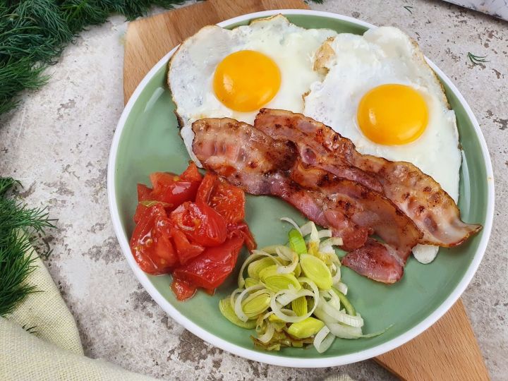Мясо по-французски или омлет с ветчиной: врач рассказала какие продукты нельзя сочетать, чтобы не набрать лишний вес