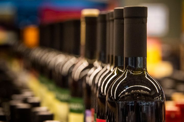 В России могут перестать уведомлять в магазинах о времени продажи алкоголя