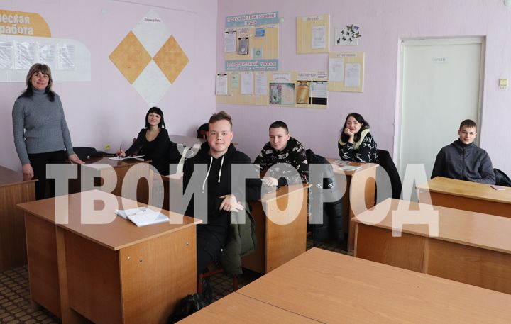 Получать знания можно и в 45 лет: как сегодня работает вечерняя школа Свердловска?