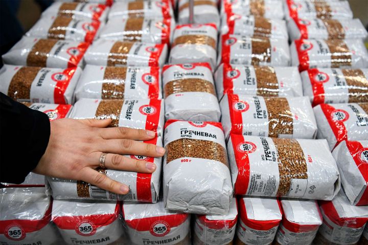 Цены не только растут: в России подешевели некоторые крупы, селёдка и подсолнечное масло