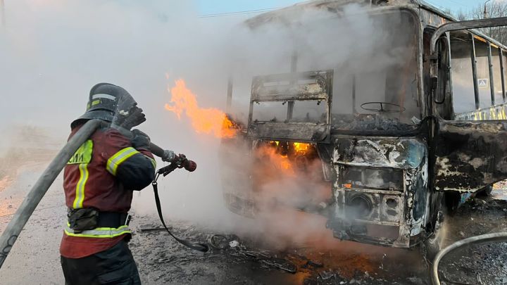 На трассе Луганск-Алчевск загорелся рейсовый автобус