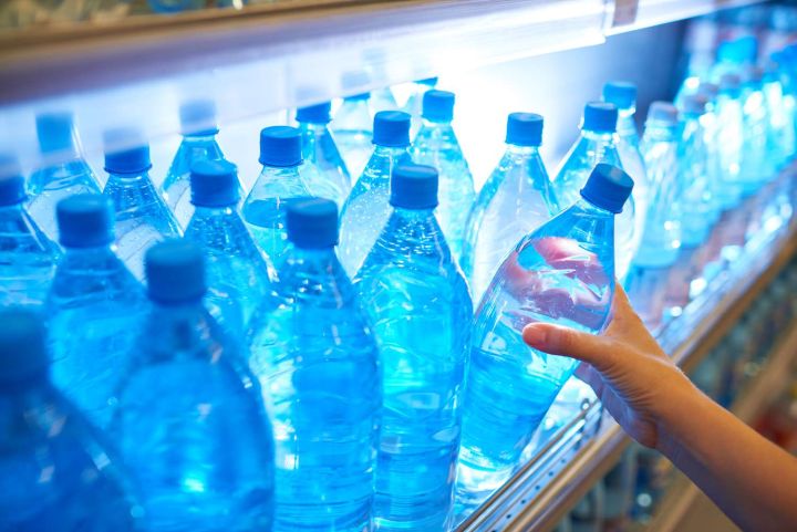Разъясняет Роспотребнадзор: какую воду лучше покупать жителям ЛНР, бутилированную или разливную?