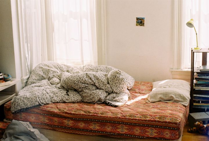 В России многодетная семья четыре года жила в доме с трупом мужа