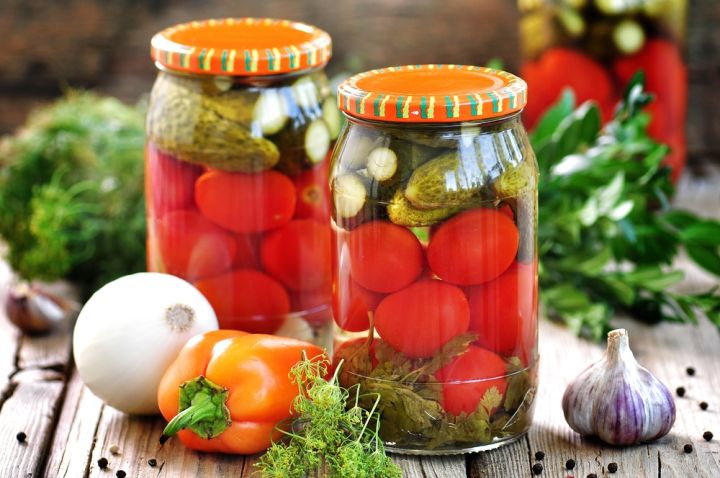 Маринованные огурцы и помидоры вызывают отравление: какие симптомы и как лечить