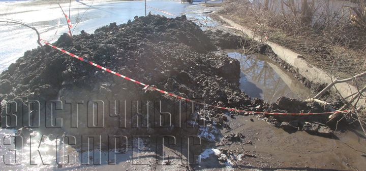 Огромная яма на улице Тюленина: что ремонтируют свердловские коммунальщики?