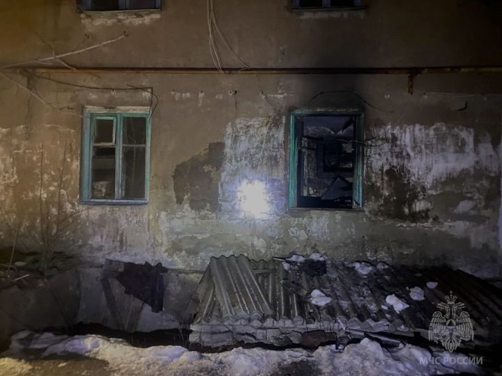 По центральной улице в Свердловске горела квартира в 2-этажном доме