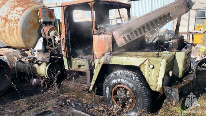 В частном секторе Луганска едва не сгорел грузовик, когда в нём проводились работы