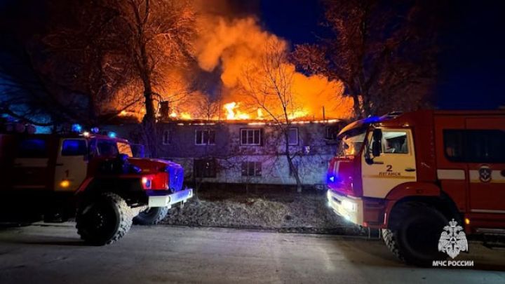 В Луганске горел 2-этажный многоквартирный жилой дом 1936 года постройки