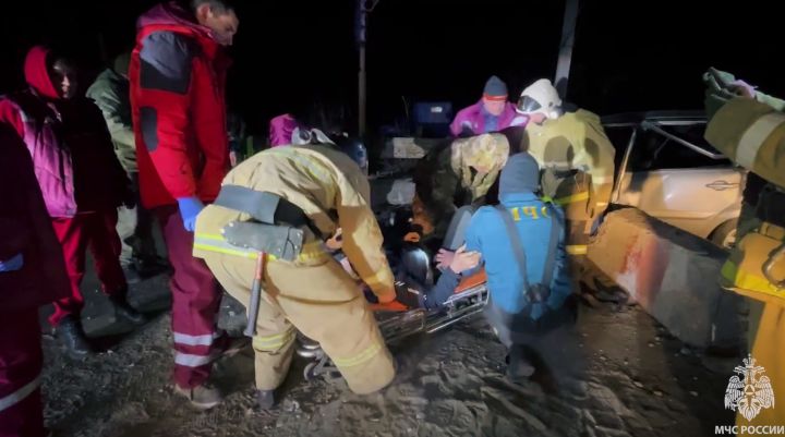 Могло всё закончиться трагично: 23-летний водитель в ЛНР врезался в бетонную опору и оказался заблокирован в авто