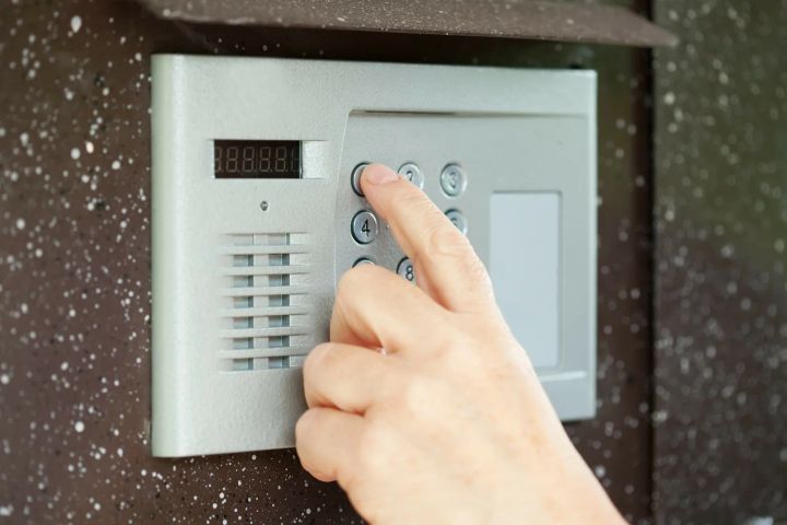МЧС может начать оповещать жителей России о чрезвычайных ситуациях через домофоны