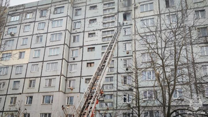 Едва не сгорели из-за короткого замыкания: в Свердловске на пожаре чуть не погибли мама с ребёнком