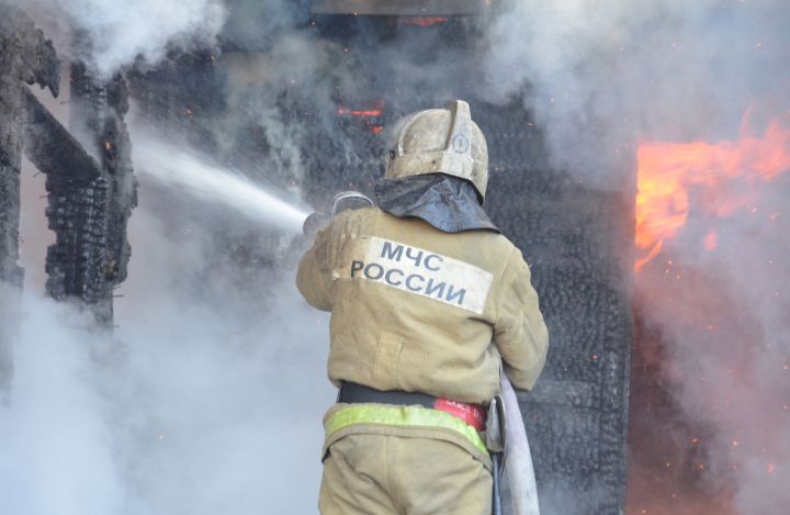 Горел дом на Юбилейном: луганские пожарные эвакуировали семерых, есть погибший
