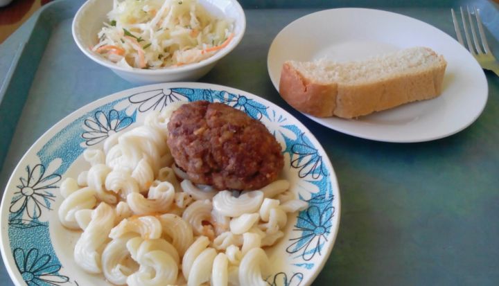 В одной из школ Луганска повара накладывали макароны детям голыми руками - за дело взялась прокуратура