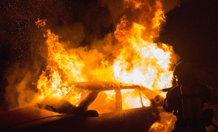 В Луганске на восточных кварталах возле жилых домов загорелась машина