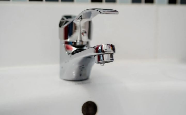Серьёзная авария на водоводе не даёт восстановить подачу воды некоторым луганчанам: когда людям ждать воду?