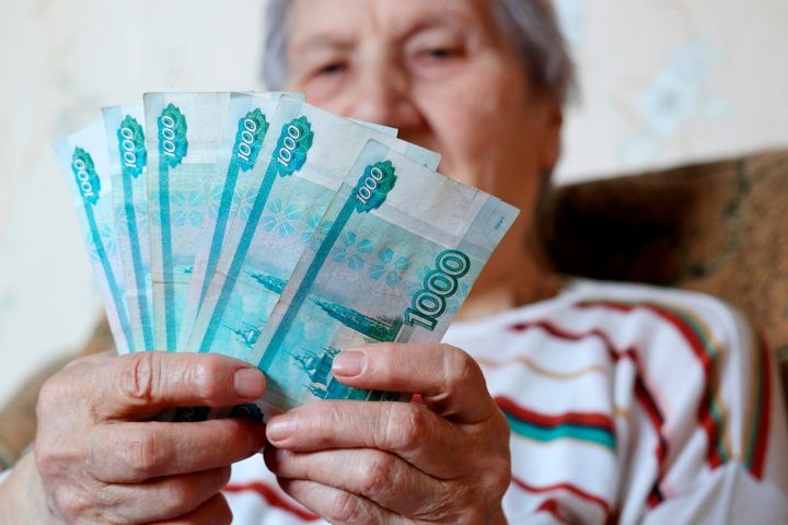 Выгодно ли работать? В РФ выплаты неработающим и работающим пенсионерам почти сравнялись