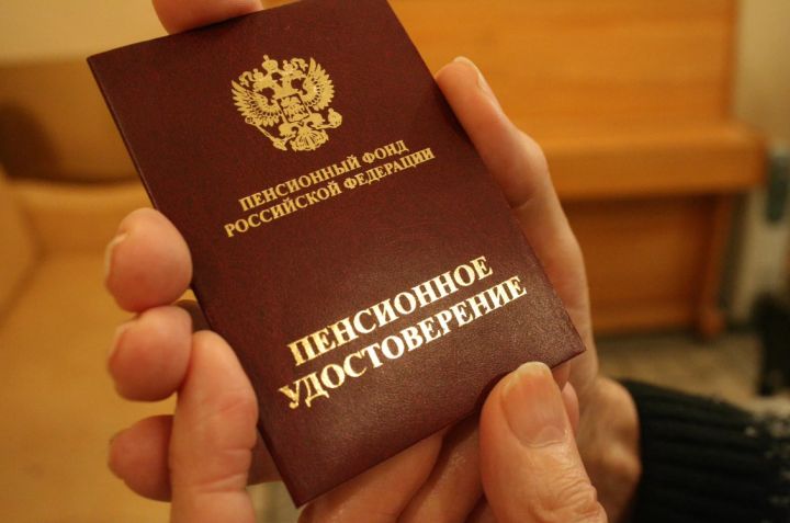 Жители ЛНР досрочно получат пенсии и социальные выплаты за апрель 2024 года