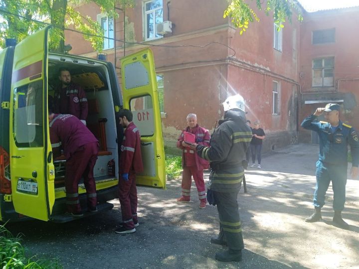 В Луганске загорелся двухэтажный дом: пострадала женщина, сгорели вещи