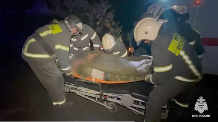 В одном из городов ЛНР машина на скорости вылетела в овраг: пострадавшего из авто доставали спасатели