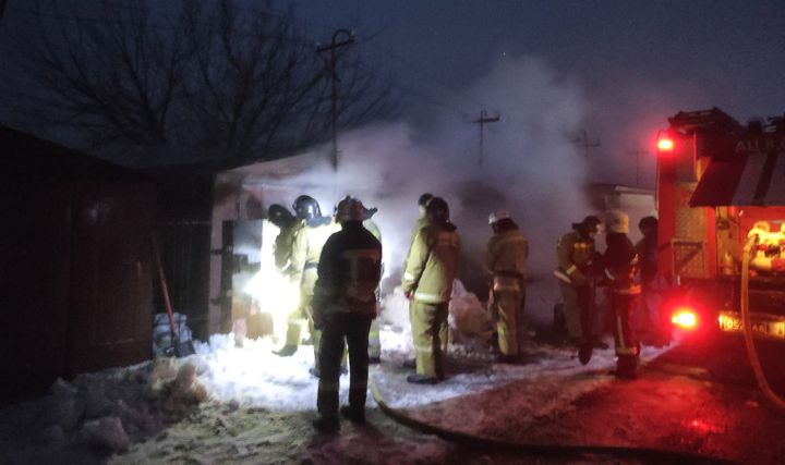 В Свердловске произошел пожар в гаражном кооперативе «Донбасс»