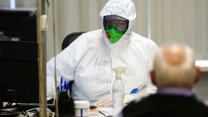 В России выявили уже десятки случаев заболевания новым штаммом COVID-19: чем он опасен?