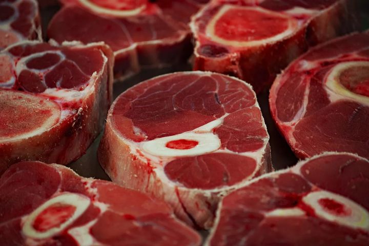 Очередное повышение цен на мясо зафиксировано в РФ: в Минсельхозе объяснили это сезонностью