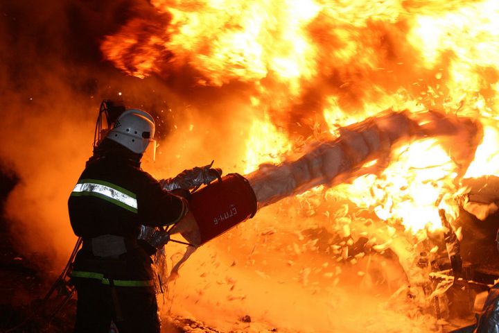 В одном из городов ЛНР пожарные вынесли мужчину из горящего дома