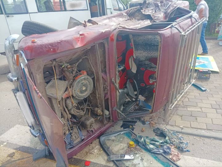 Маршрутка столкнулась с автомобилем в Луганске: шесть человек оказались в больнице