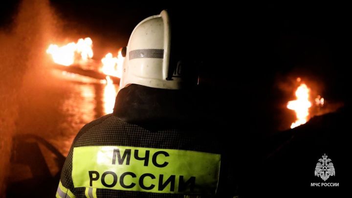 Спасатели МЧС вызволили из горящей квартиры в ЛНР ребёнка и передали его матери