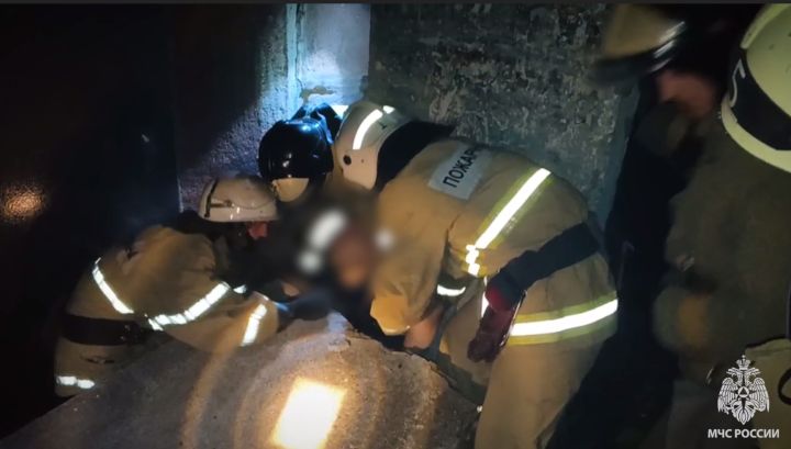 Козырёк подъезда упал на мужчину в Луганске и обездвижил его