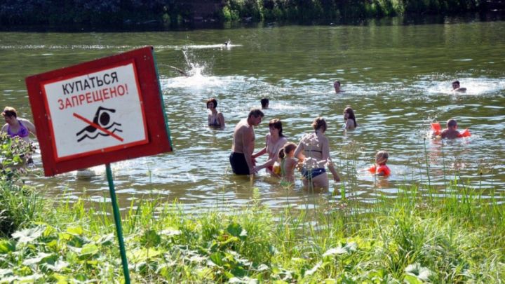 «Паразиты в пруду»: врач рассказал, чем можно заразиться при купании в водоёмах
