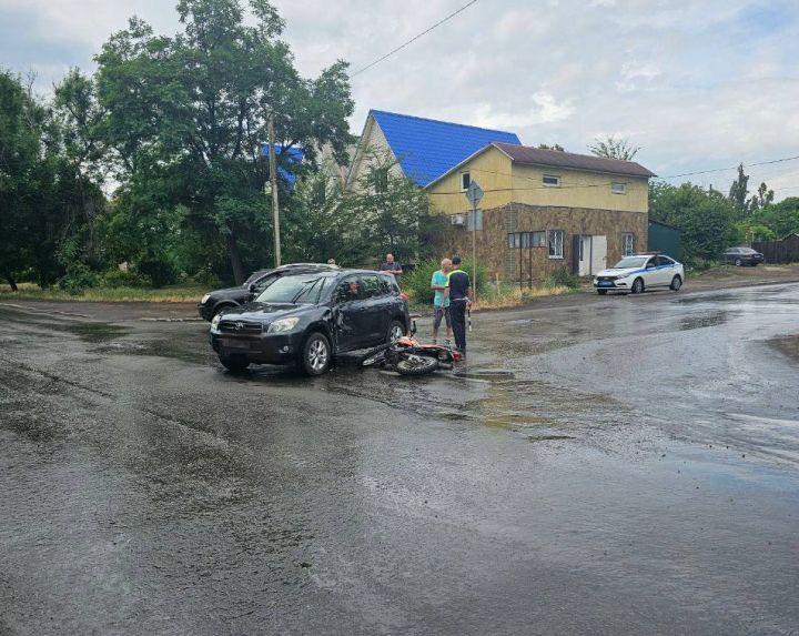 16-летний бесправник столкнулся с кроссовером в Красном Луче: подросток в больнице
