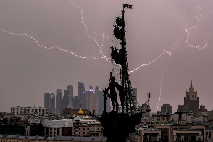 Риск возрос: жителей Москвы предупредили об угрозе смерчей