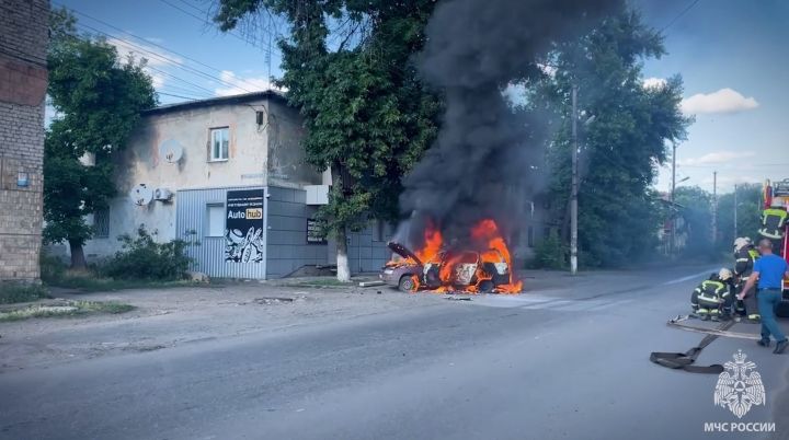 Легковушка воспламенилась прямо рядом с жилыми домами: в Красном Луче сгорело авто