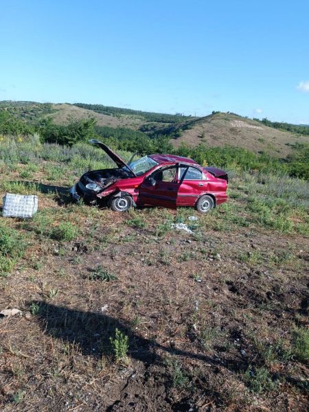 В одном из районов ЛНР перевернулась машина: есть погибшие и пострадавшие
