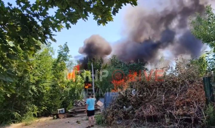 В центре Луганска возник сильный пожар в районе общежитий ЛГПУ - соцсети