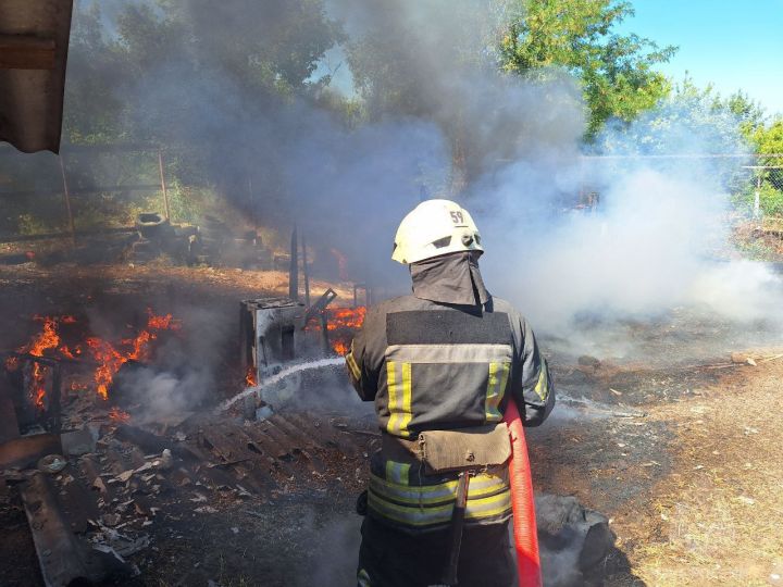 В одном из городов ЛНР на пожаре спасли двух женщин и детей