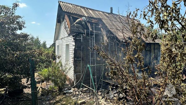 Пожар от горящего мусора перекинулся на жилой дом и постройки в одном из городов ЛНР