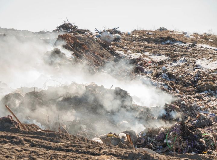 В МЧС ЛНР сообщили о тушении двух полигонов с мусором, которые докучали жителям открытым горением