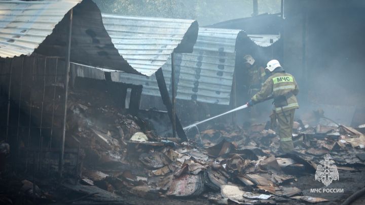В Луганске сгорел магазин «Семь морей»