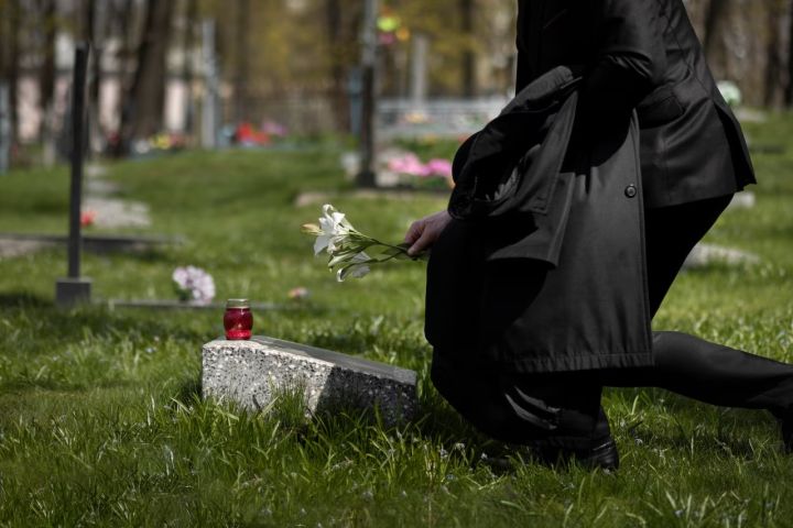 Названы праздничные дни, когда посещать кладбища не рекомендуется
