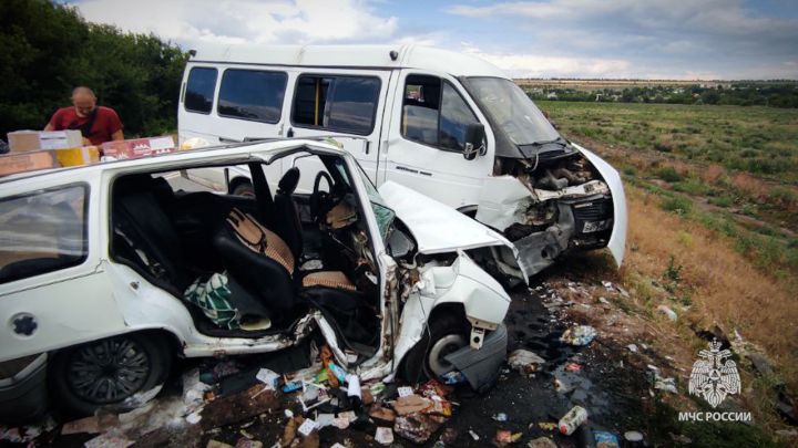 Жёсткое столкновение двух авто произошло около Луганска: спасатели «вырезали» людей из машин