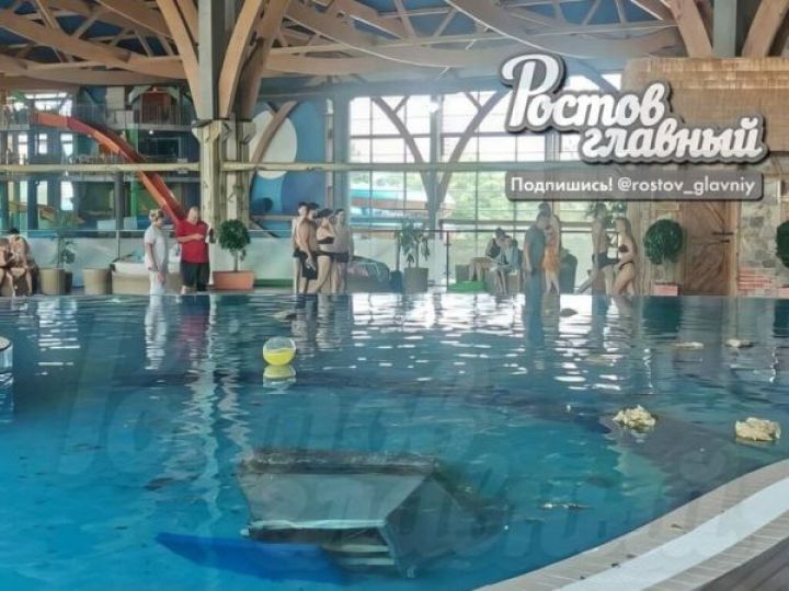 В Ростовском аквапарке H2O в бассейн с купающимися рухнула вытяжка