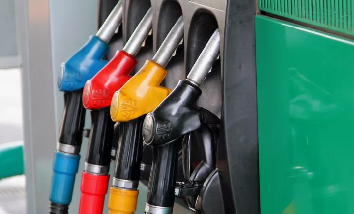 Две заправки в ЛНР необоснованно завышали цены на бензин