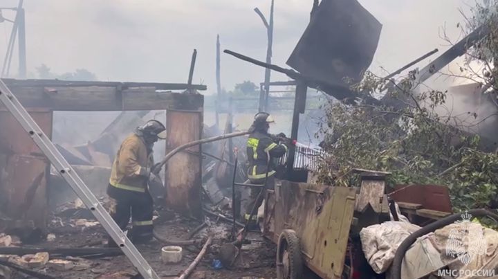 В одном из сёл ЛНР из-за сильного ветра сгорел дом и хозпостройки: пострадал пожилой мужчина