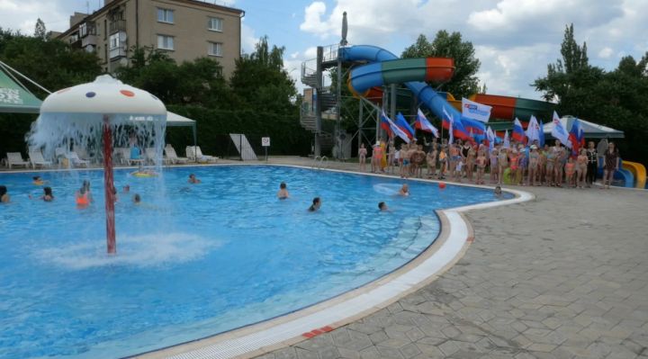 Прокуратура ЛНР привлекла к ответственности мать ребёнка, едва не утонувшего в «Пингвине»: ей грозит штраф