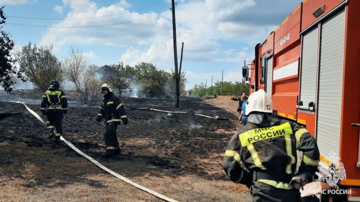 Огонь с поля перекинулся на жилой сектор в одном из населённых пунктов ЛНР